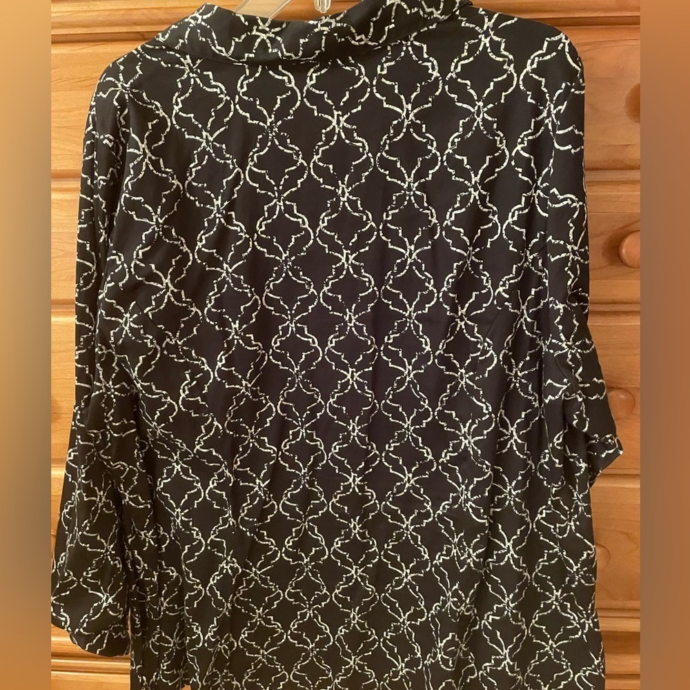 Women’s Catherines Black&White Geometric Button Down Blouse 97% Cotton, Plus 3X - Picture 4 of 9